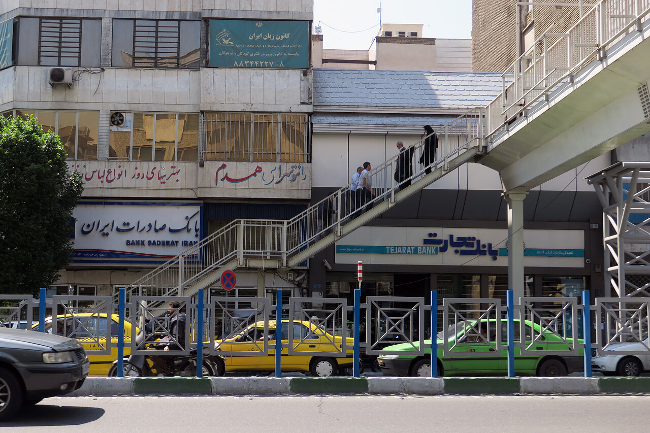 در گوشه و کنار معابر پایتخت میتوانید هم کتاب بخرید و هم تفریح کنید | بفرمایید خوراک مغز!