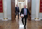 فوتبال بازی کردن پوتین در وسط کاخ کرملین!  |  ویدئو