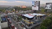 سقوط مرگبار یک بنر تبلیغاتی غول پیکر در هند | ۵۵ نفر کشته و زخمی شدند + فیلم
