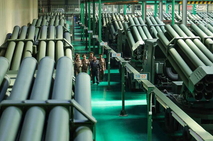 بازدید کیم جونگ اون از جدیدترین تسلیحات نظامی کره شمالی | تصاویر
