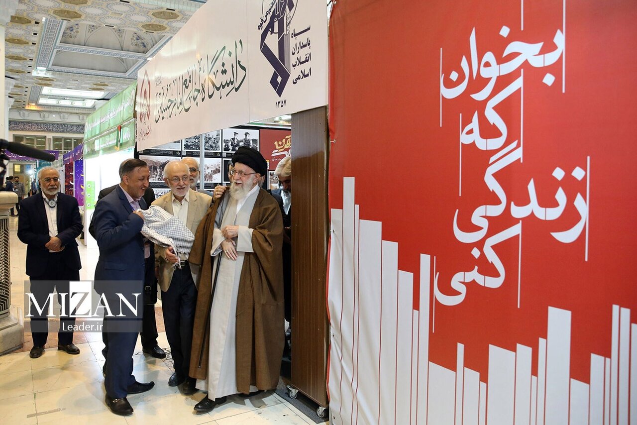 هدیه خاص رهبر انقلاب به این فرد رسید | عکس