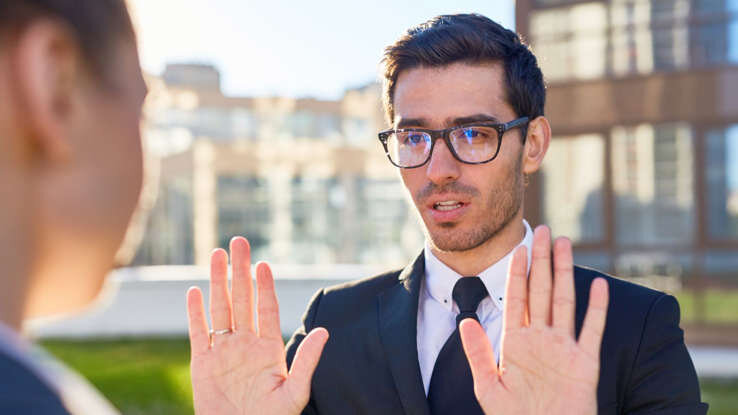 ۷ واکنش رایج در مردان وقتی عصبانی هستند، اما نمیخواهند آن را نشان دهند