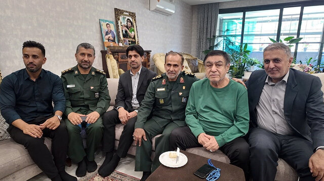 عیادت فرمانده بلندپایه سپاه از غلامحسین پیروانی | عکس