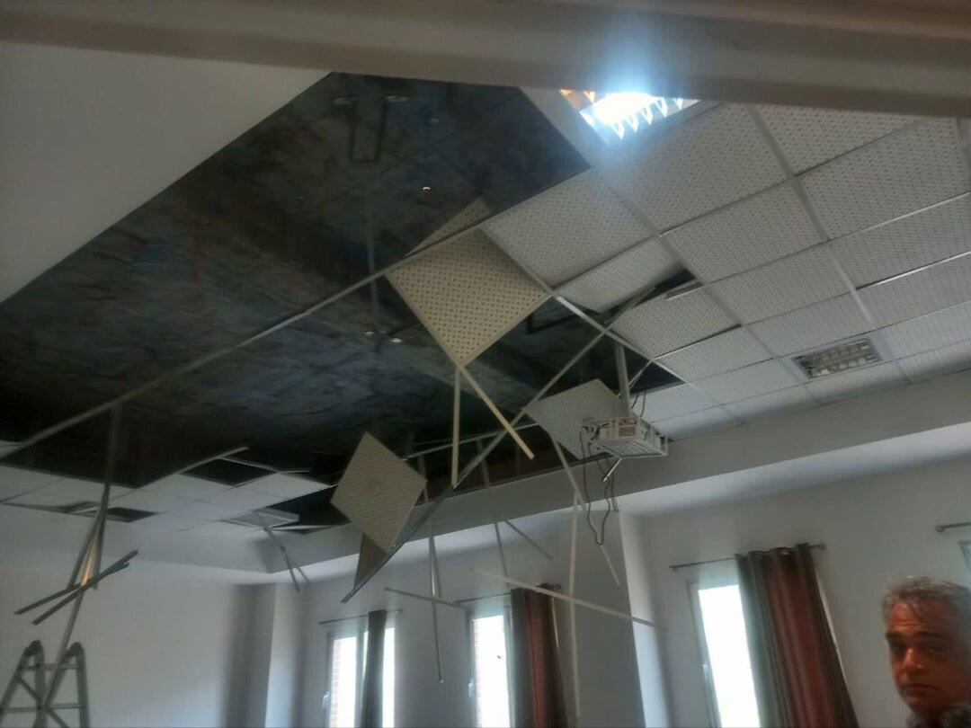 طوفان شدید سقف یک کلاس دانشگاه را در کرمانشاه پایین آورد | اعلام آمار دقیق دانشجویان مصدوم شده + عکس