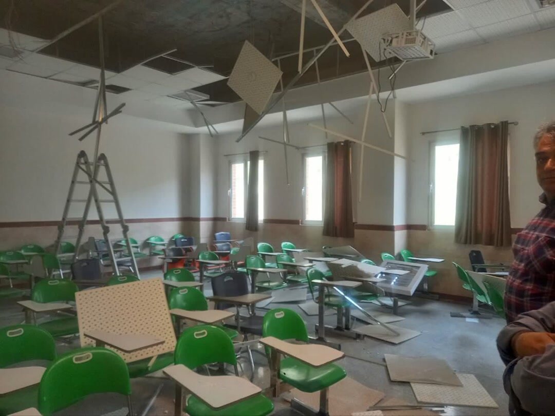 طوفان شدید سقف یک کلاس دانشگاه را در کرمانشاه پایین آورد | اعلام آمار دقیق دانشجویان مصدوم شده + عکس