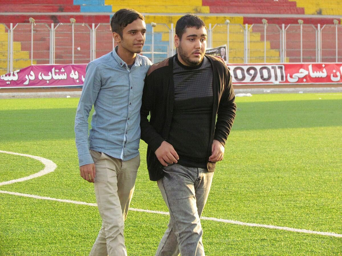این نابینا برای مسابقات تیم محبوبش گزارشگر ویژه دارد | تا ۱۲ سالگی فوتبال بازی می کردم