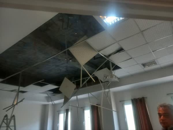 ریزش سقف کلاس دانشگاه رازی و مصدومیت ۱۱ دانشجو | تصاویر