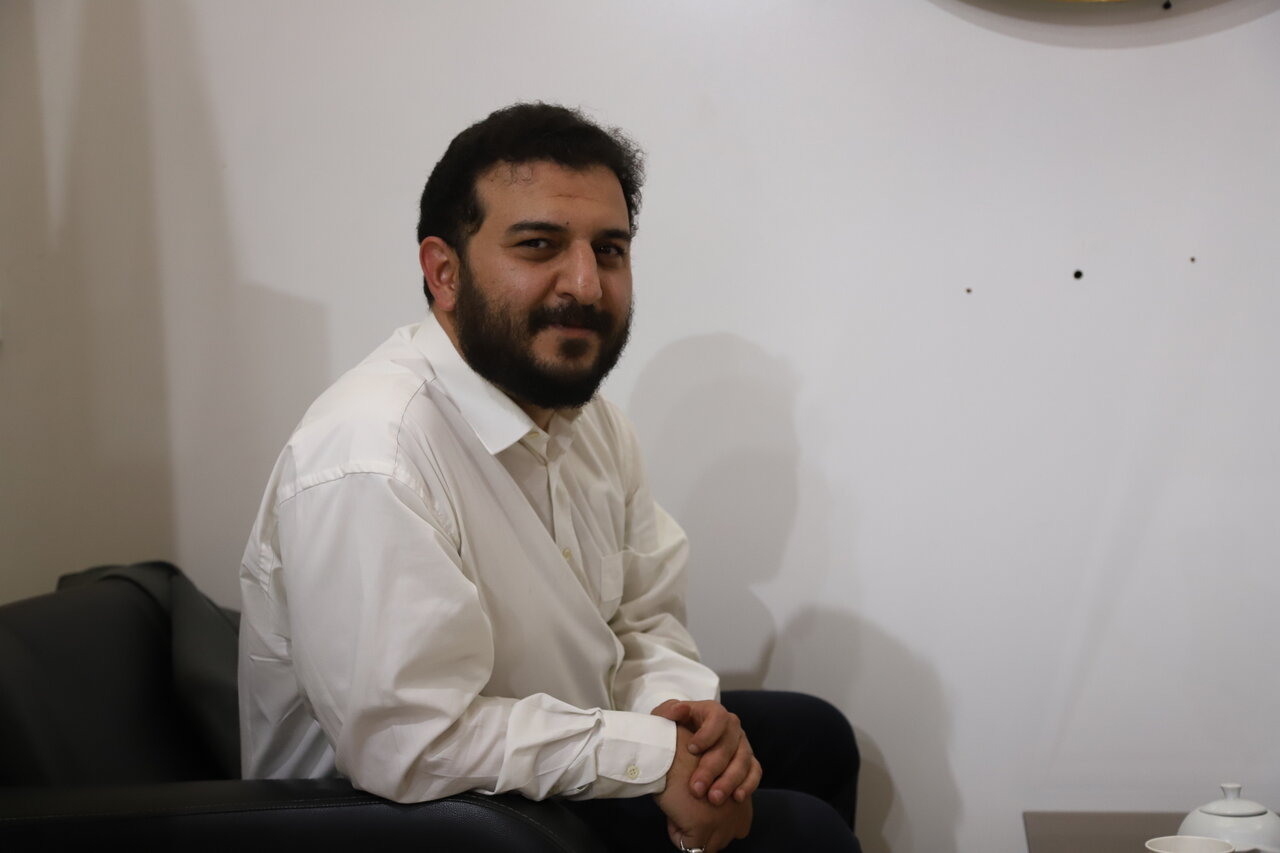 تعجب غرفه داران: این حجم از کتابخوانی رهبری در کنار فعالیتهای سیاسی بی نظیر است