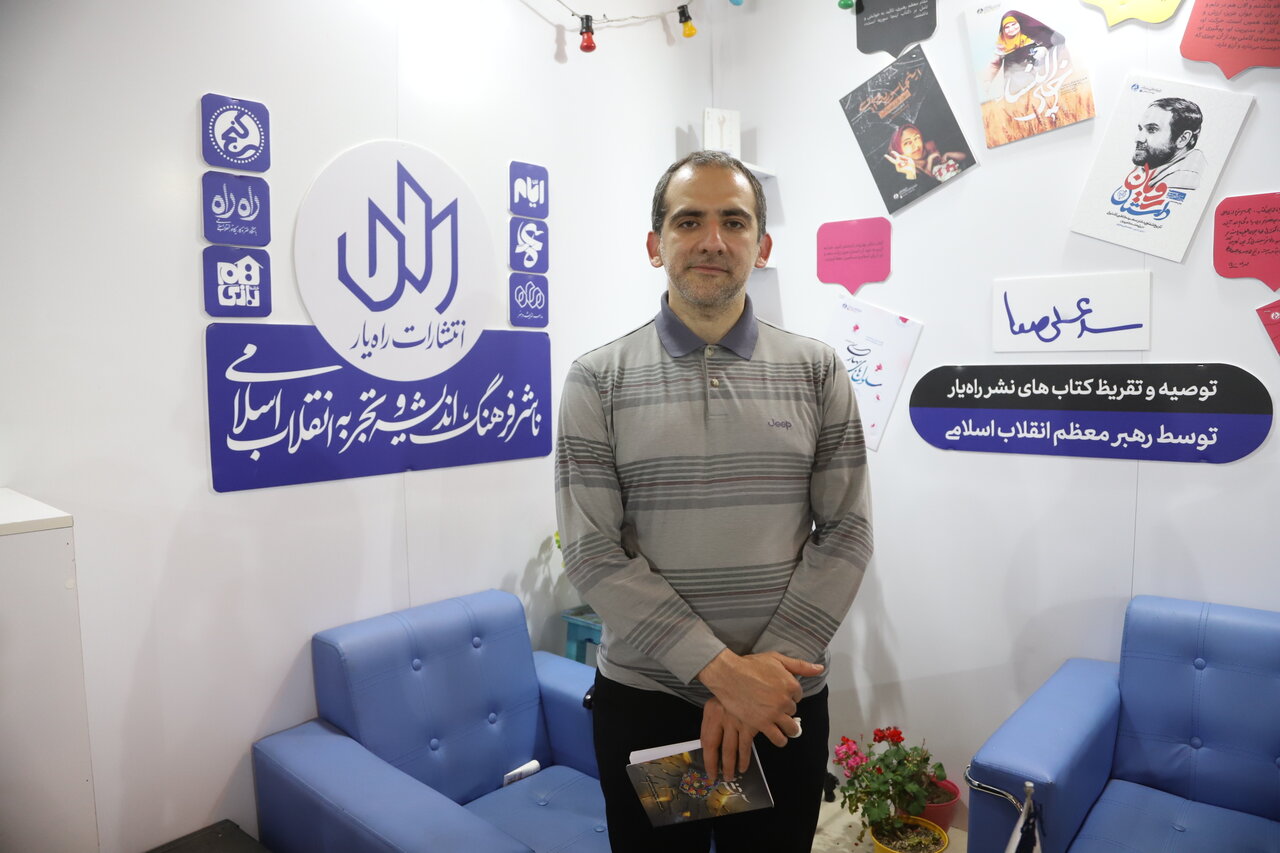 تعجب غرفه داران: این حجم از کتابخوانی رهبری در کنار فعالیتهای سیاسی بی نظیر است