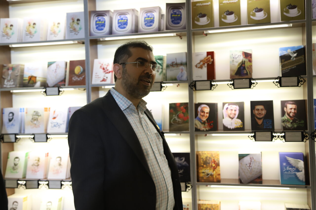 تعجب غرفه داران: این حجم از کتابخوانی رهبری در کنار فعالیتهای سیاسی بی نظیر است