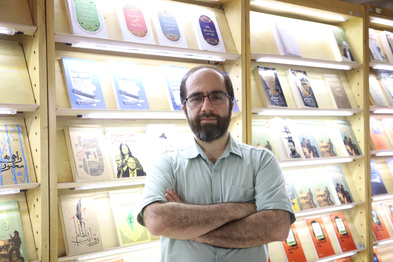 تعجب غرفه داران: این حجم از کتابخوانی رهبری در کنار فعالیتهای سیاسی بی نظیر است