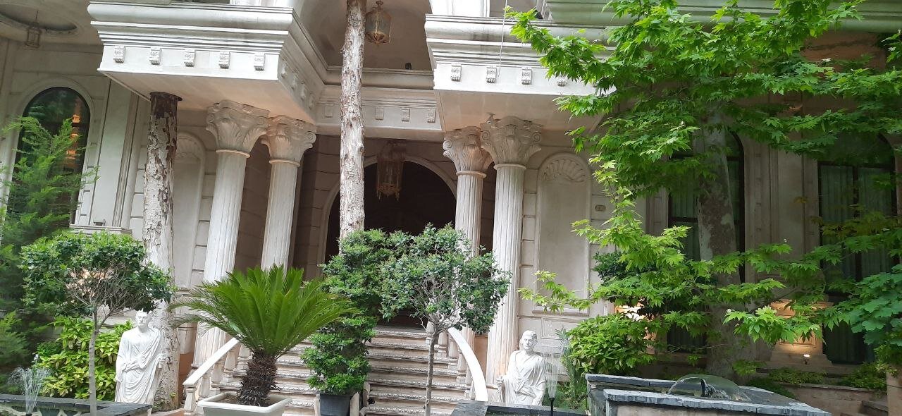 ببینید| رشد درختان چنار از میان سازه های بتنی و آهنی|تلفیق شگفت انگیز آجر و سرو