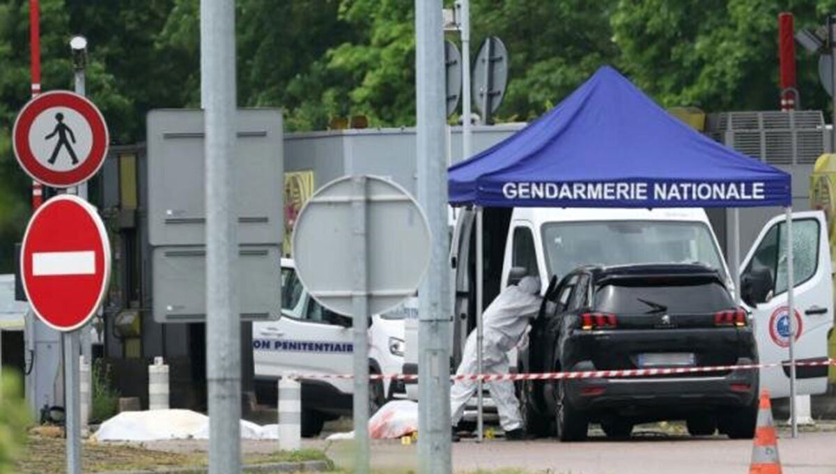 تصاویر دلهره‌آور ازحمله افراد مسلح به خودروی انتقال زندانیان | ۵ مامور پلیس فرانسه کشته و زخمی شدند