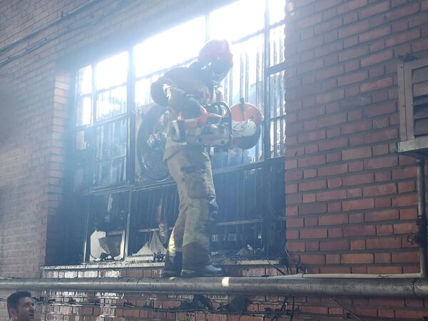 تصاویر مهیب از آتشسوزی در یک انبار بزرگ در تهران | فیلم و عکس