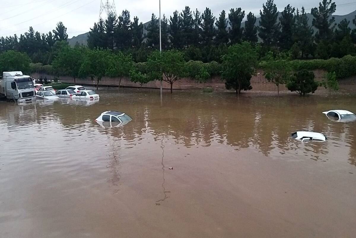 نجات ۶ نفر  گرفتار در سیلاب مشهد |امدادرسانی به ۸۵۰ نفر