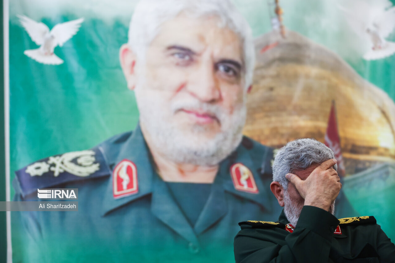 تصاویری از گریه های سردار قاآنی در مراسم سرلشگر حاجی رحیمی