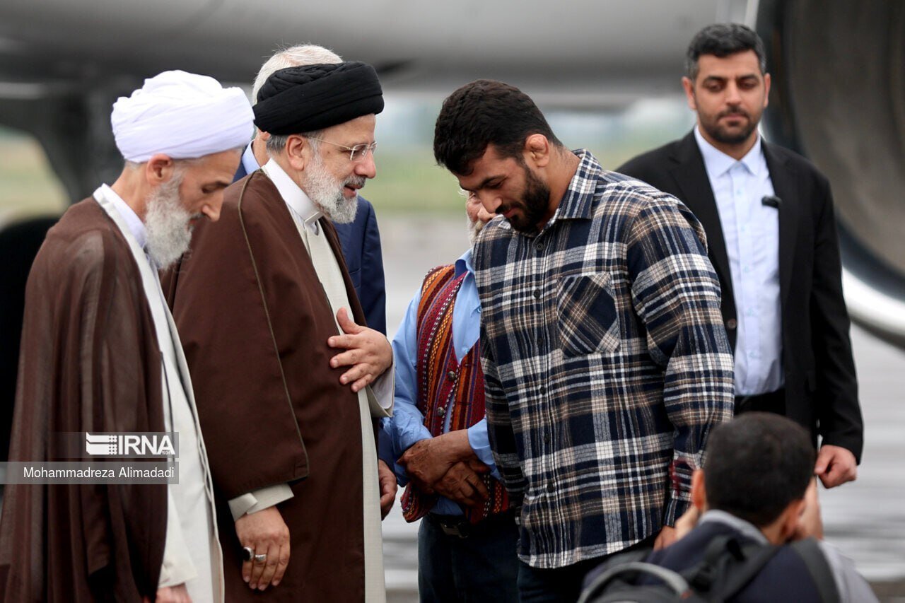 ژست حسن یزدانی مقابل رئیسی در فرودگاه ساری+ عکس