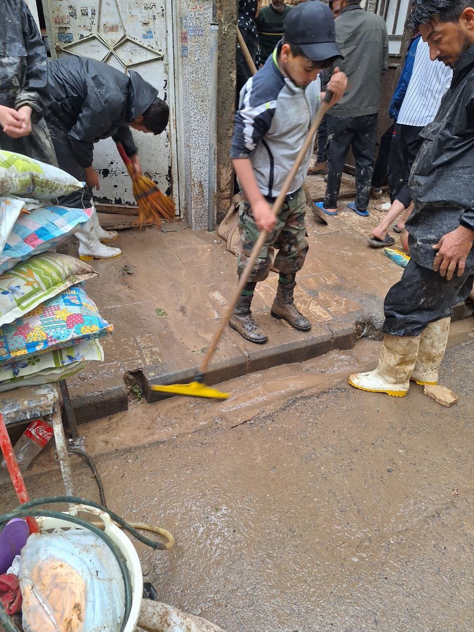 تصاویری از آخرین وضعیت اهالی محله سیدی مشهد دو روز پس از سیل + فیلم