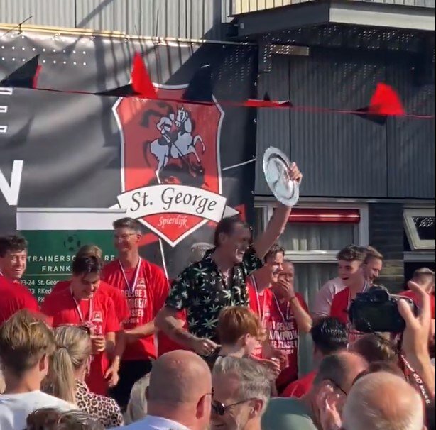 رقص داور هلندی او را مادام العمر از کار محروم کرد + عکس و فیلم | واکنش یان اسمیت به این ماجرا