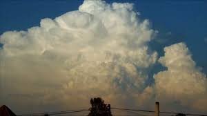 نمایی از تشکیل ابر کومولونیمبوس در آسمان مشهد، ساعتی قبل از سیل شدید | ویدئو