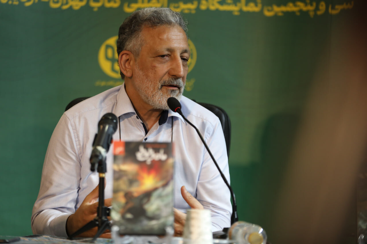 کتابی درباره کردستان با ۱۰ هزار منبع | رمان «ماه و بلوط» سرشار از خرده داستان هاست