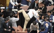 لایحه قاپی در مجلس تایوان ! + ویدئو | سرعت دویدن این نماینده را ببینید