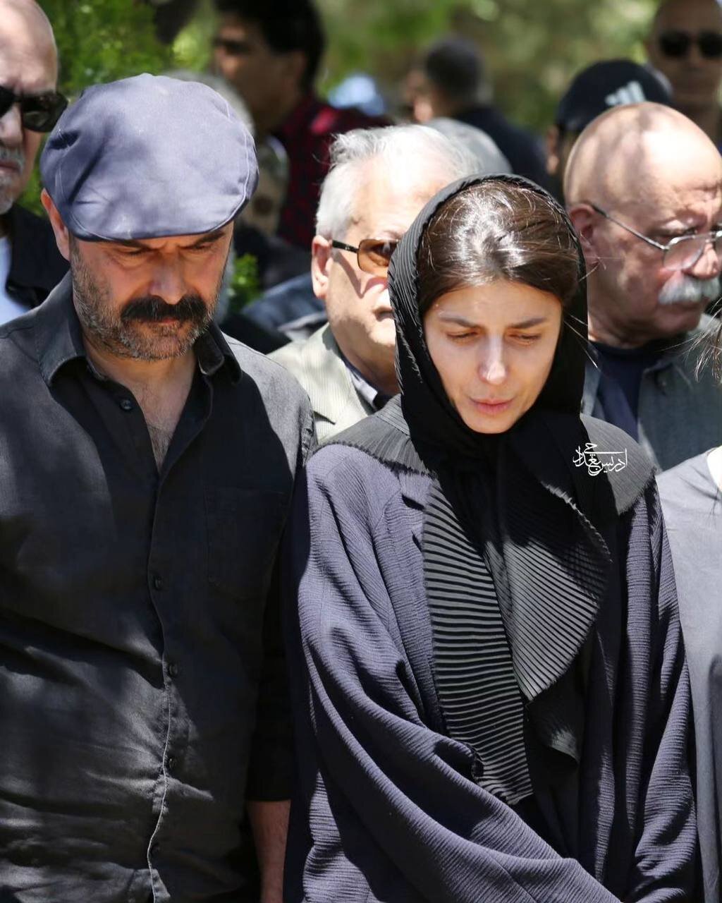 چهرههایی که برای وداع با زری خوشکام آمدند + تصاویر |  لیلا حاتمی و علی مصفا در مراسم خاکسپاری مادرش