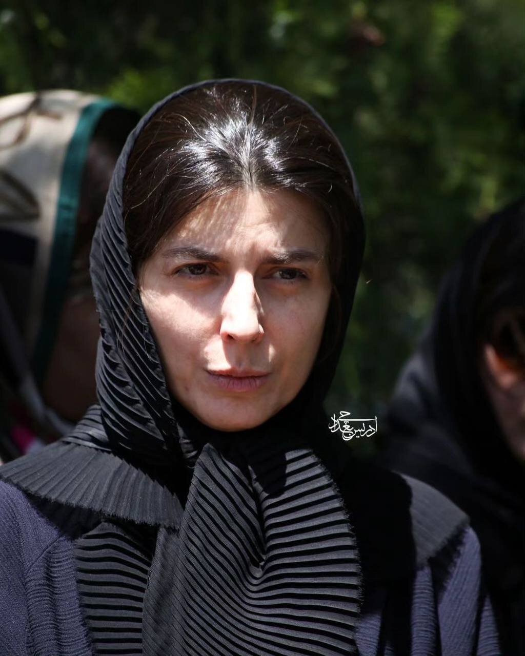 چهرههایی که برای وداع با زری خوشکام آمدند + تصاویر |  لیلا حاتمی و علی مصفا در مراسم خاکسپاری مادرش