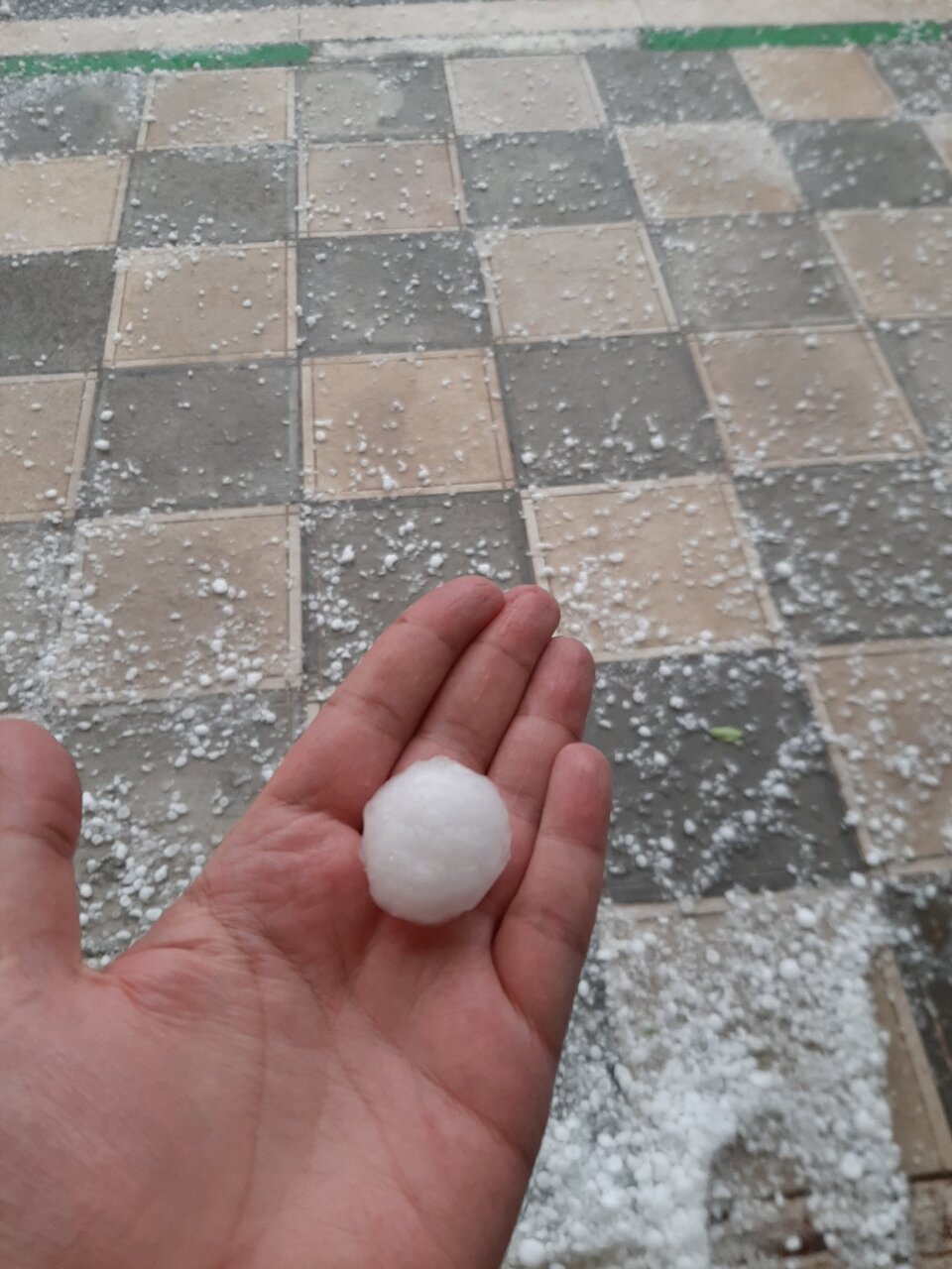 بارش تگرگهایی به اندازه یک گردو در مشهد + عکس