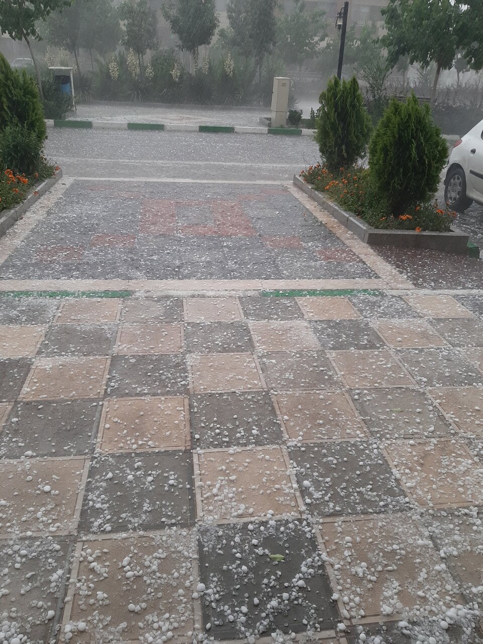 بارش تگرگهایی به اندازه یک گردو در مشهد + عکس