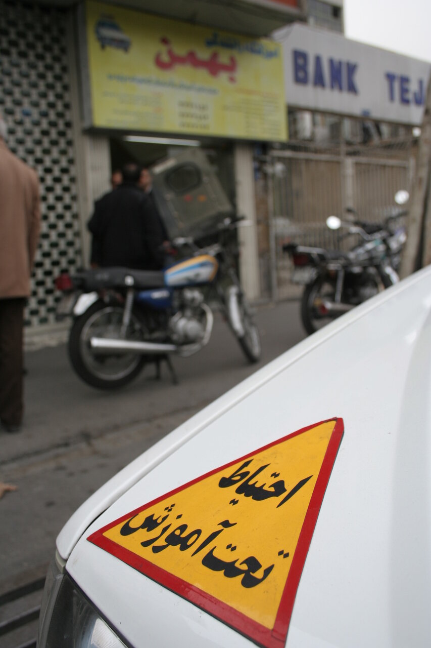 این جناب سرهنگ به خانمها گواهینامه می دهد