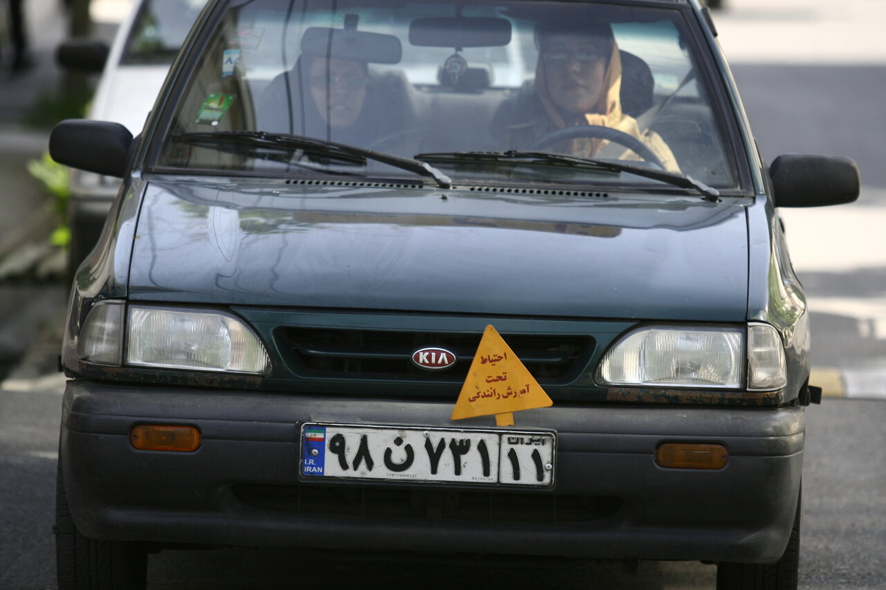 این جناب سرهنگ به خانمها گواهینامه می دهد