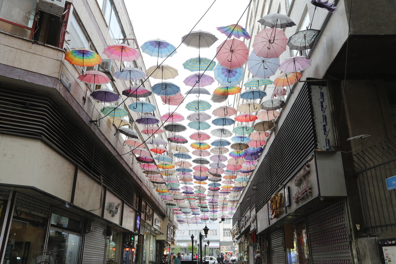 برای گرفتن عکس زیر چترها و بادبادکهای رنگی کجا برویم؟ | رقص بابدبادک ها و چترها در کوچه ها