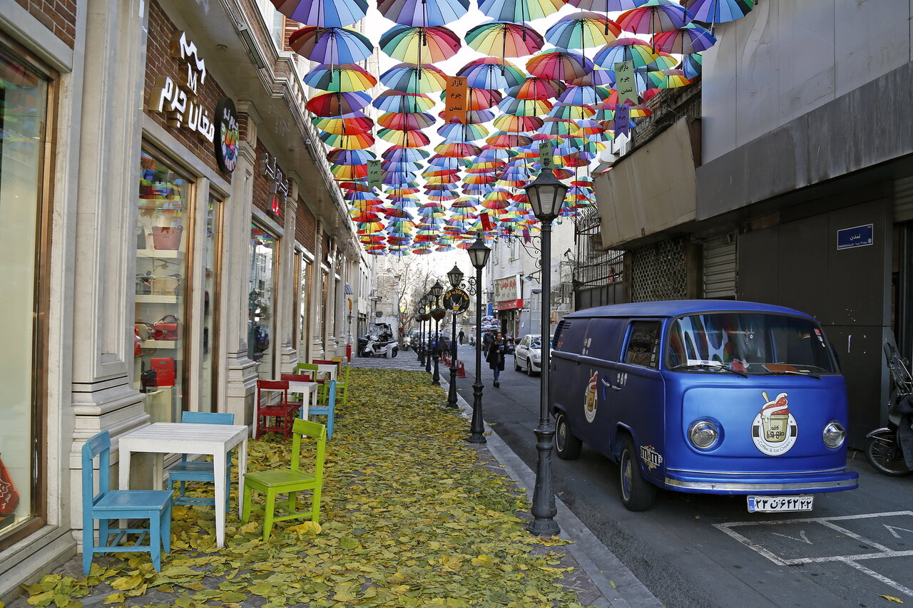 برای گرفتن عکس زیر چترها و بادبادکهای رنگی کجا برویم؟ | رقص بابدبادک ها و چترها در کوچه ها