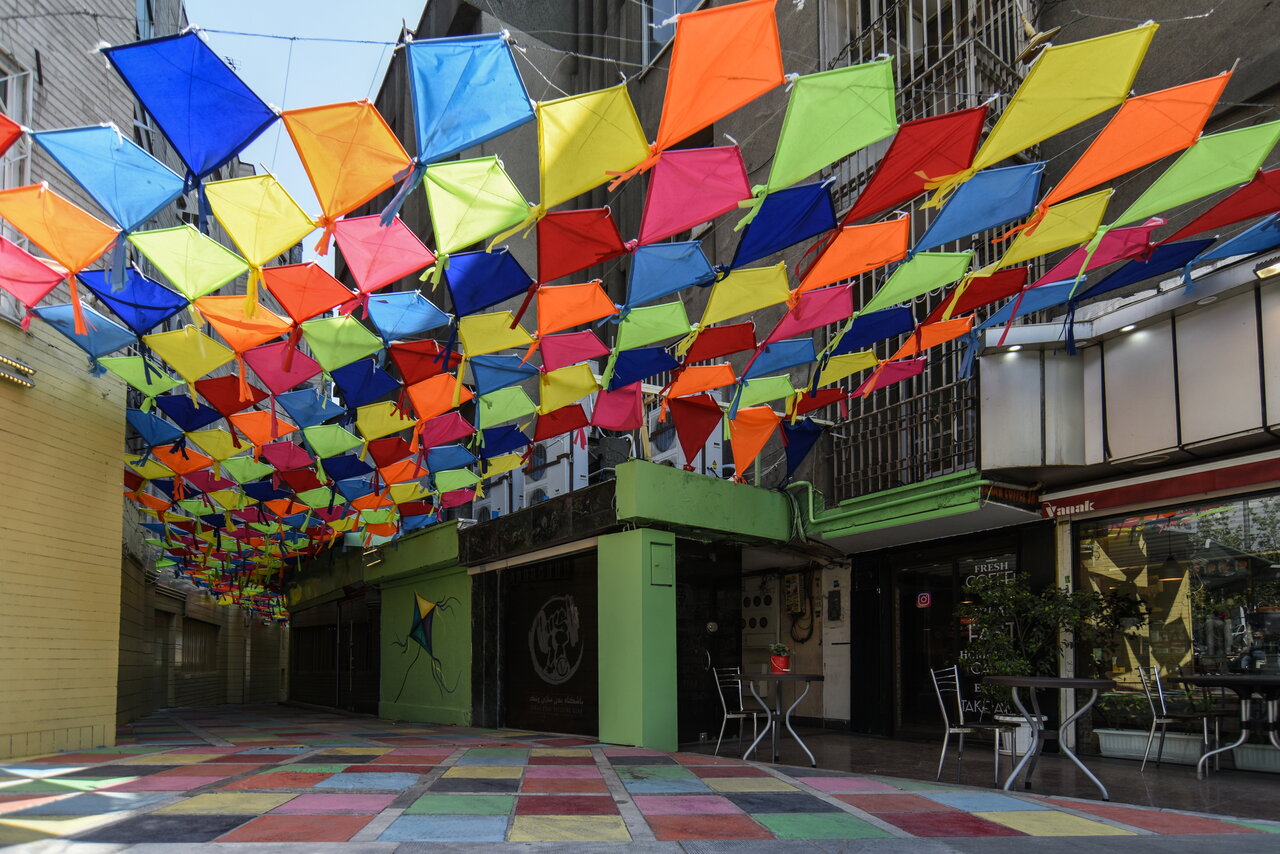 برای گرفتن عکس زیر چترها و بادبادکهای رنگی کجا برویم؟ | رقص بابدبادک ها و چترها در کوچه ها