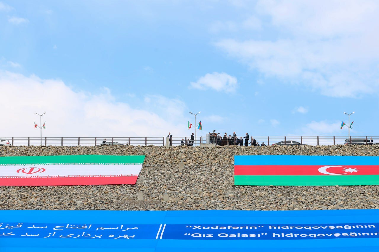 پرچم‌های ایران و جمهوری آذربایجان در پروژه مشترک مرزی | تصاویر