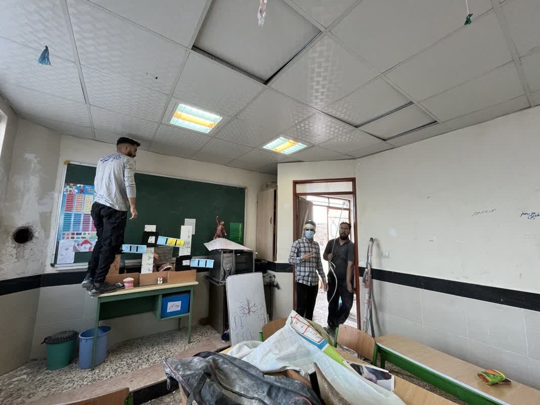 این معلمان بنایی و نقاشی می کنند