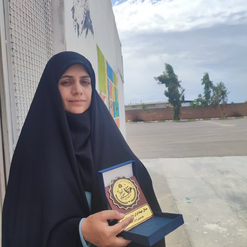 این معلمان بنایی و نقاشی می کنند