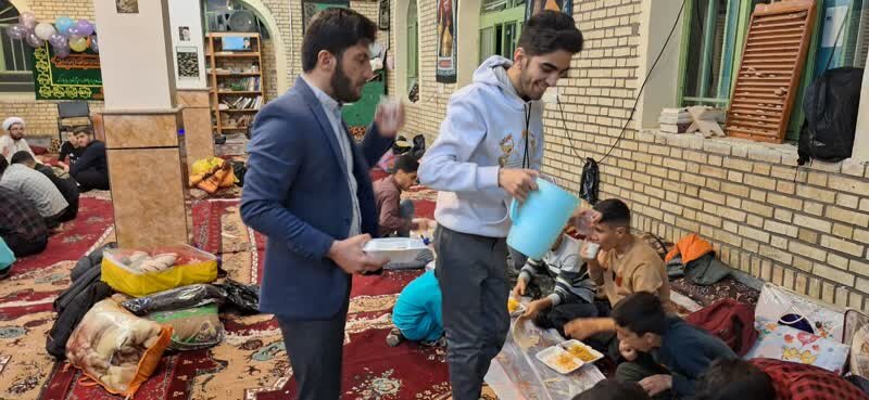 این معلمان بنایی و نقاشی می کنند