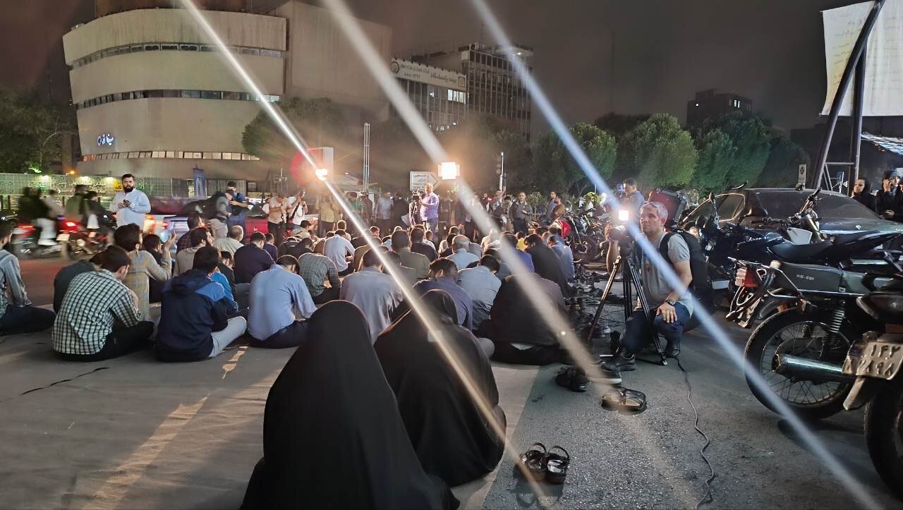 حضور مردم در میدان ولیعصر و دعا برای سلامتی رئیس‌جمهور | عکس