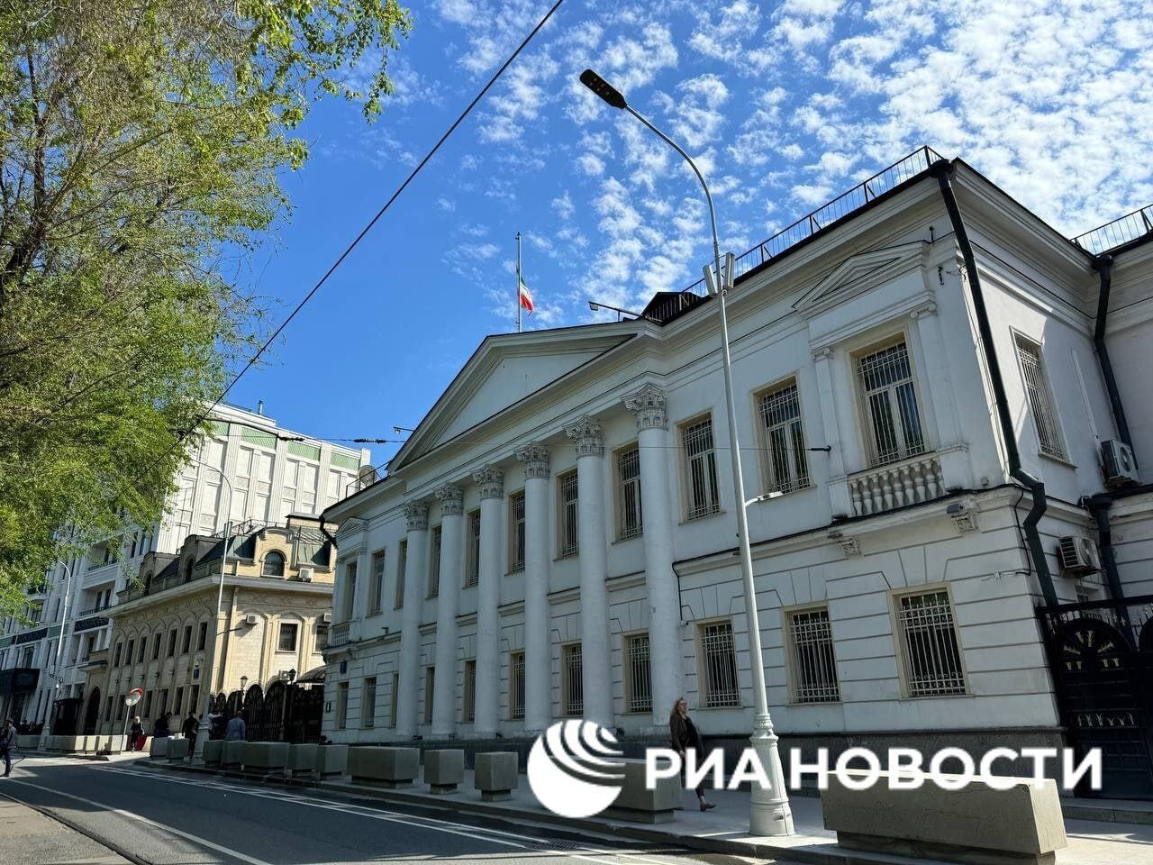 تصاویری از نیمه افراشته شدن پرچم سفارت ایران در مسکو + فیلم