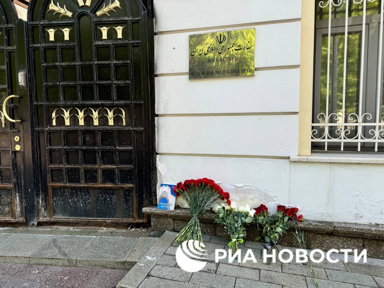 ادای احترام مردم روسیه به شهدای سقوط بالگرد رئیس‌جمهور + تصاویر