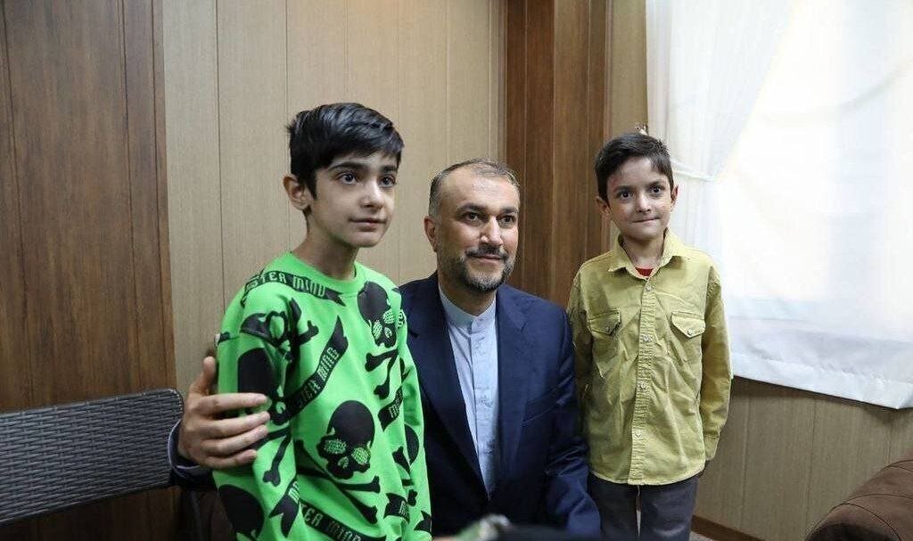 شهید حسین امیرعبداللهیان در کنار دو پسرش + عکس