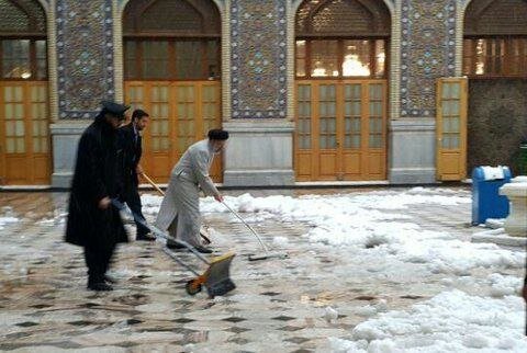 برفروبی شهید آیت الله رئیسی در حرم رضوی | عکس
