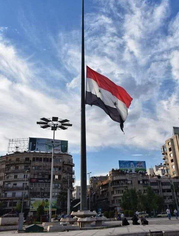پرچم سوریه به نشانه همدردی با ملت و دولت ایران نیمه برافراشته‌ شد | عکش