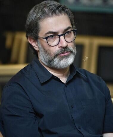 قاب دو نفره لیلا حاتمی و بازیگر جوان یاغی | پارسا پیروزفر، حامد بهداد و هانیه توسلی در مراسم یادبود مادر لیلا حاتمی | ویدئو