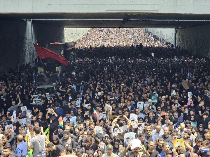سیل جمعیت مردم در تهران در بدرقه پیکر شهید جمهور و همراهانش