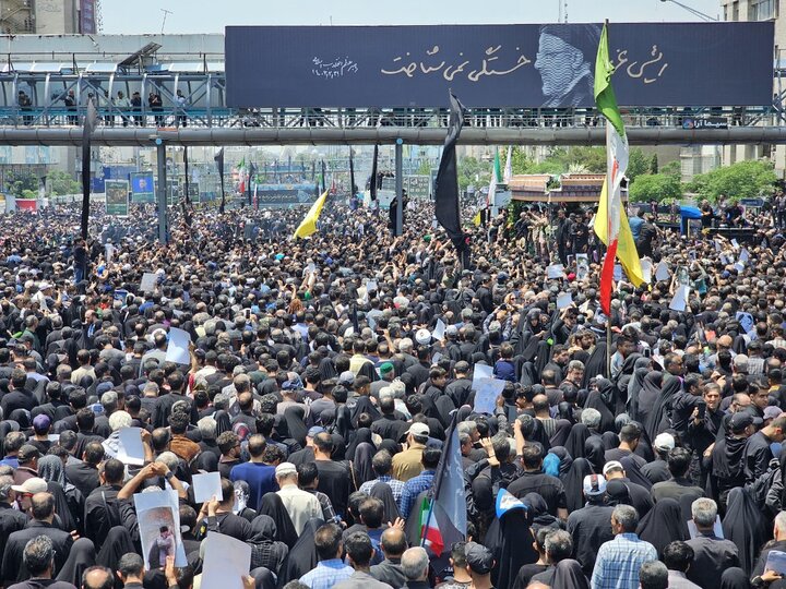 سیل جمعیت مردم در تهران در بدرقه پیکر شهید جمهور و همراهانش