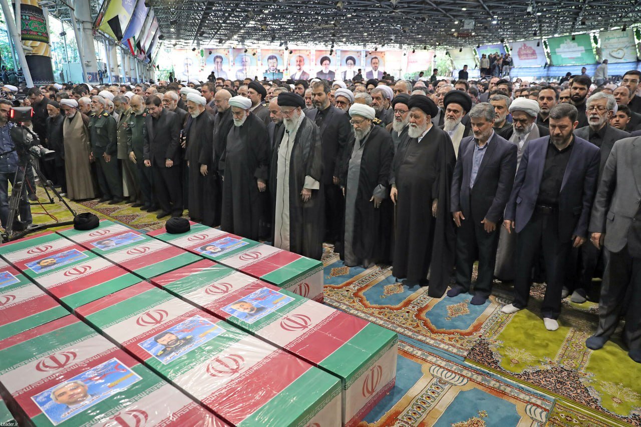 چه مقاماتی در صف اول نماز شهید رئیسی ایستاده بودند؟ + عکس