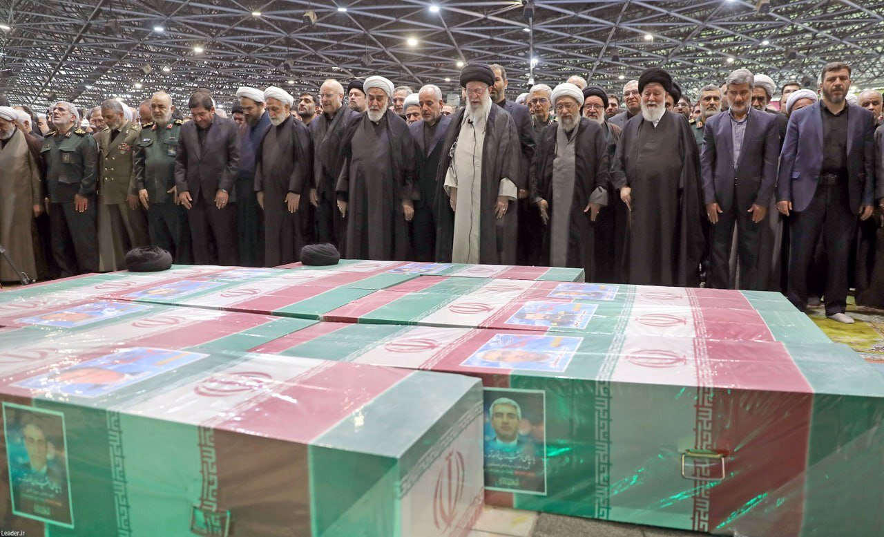 چه مقاماتی در صف اول نماز شهید رئیسی ایستاده بودند؟ + عکس